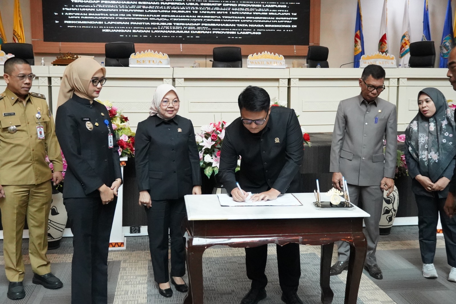 DPRD Lampung Sahkan 8 Raperda, Wagub Jihan: Segera Ditindaklanjuti untuk Kepentingan Masyarakat